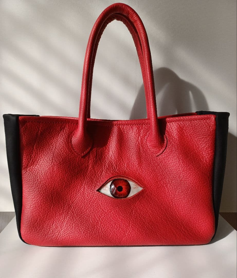 真っ赤な目玉バック