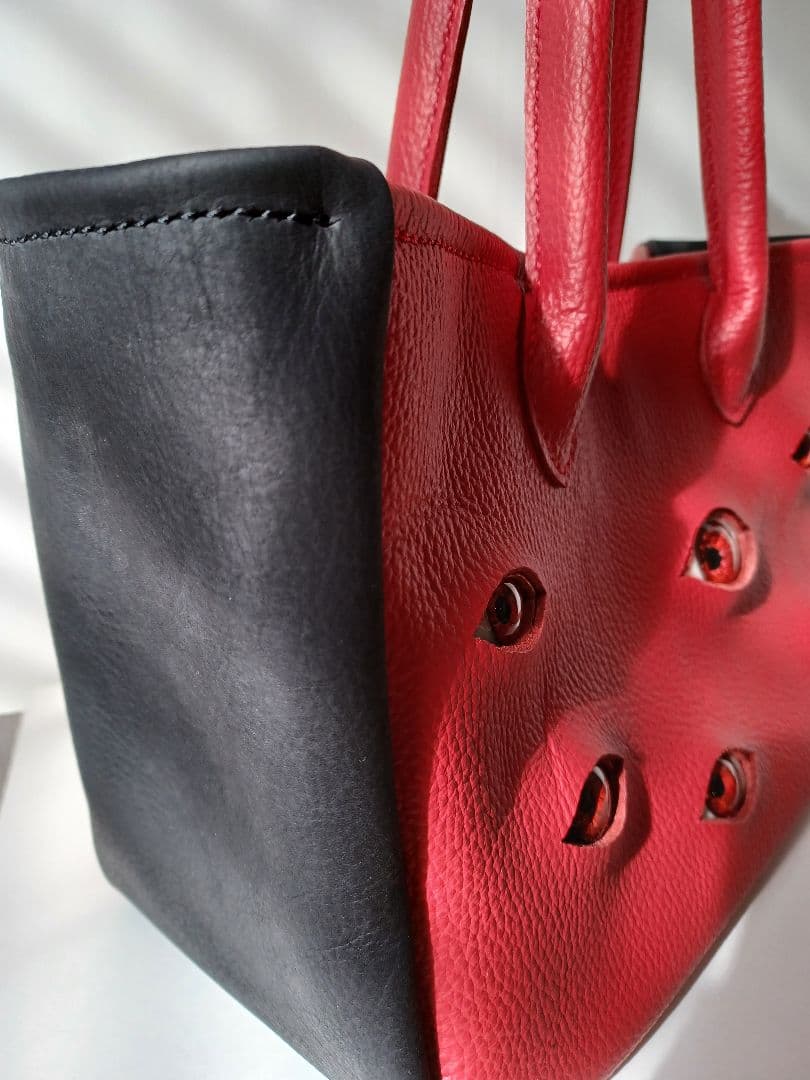 真っ赤な目玉バック