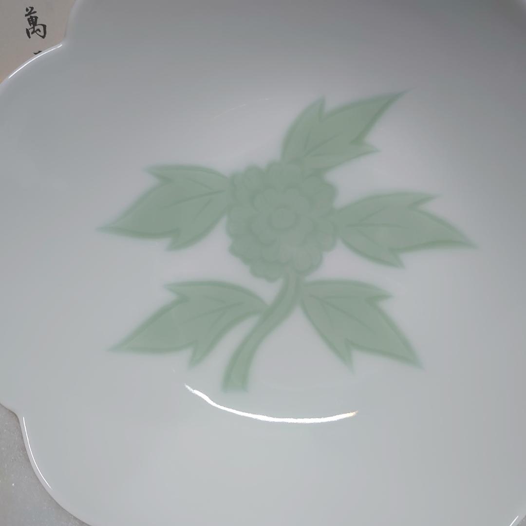 人間国宝 井上萬二／白磁彫／緑釉／牡丹文／菓子鉢／未使用