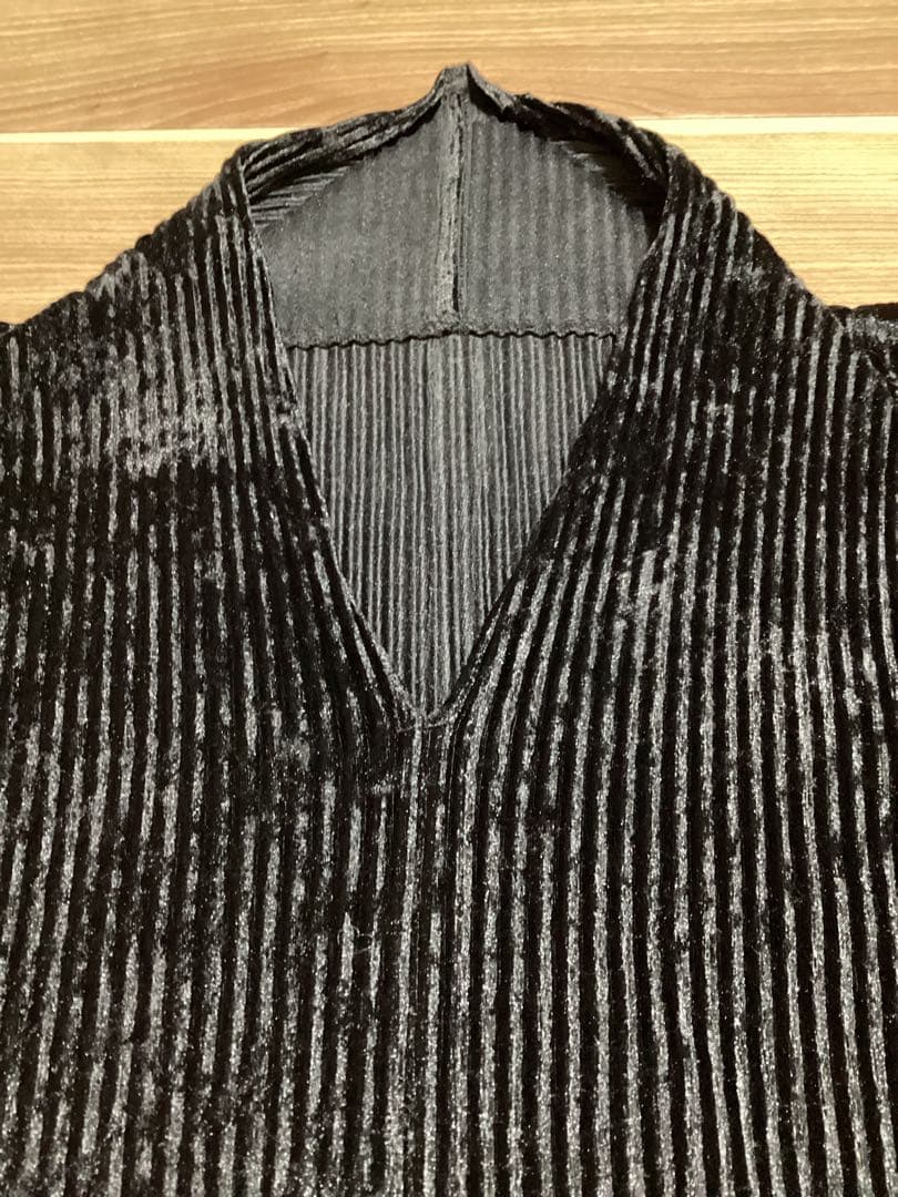ISSEY MIYAKE イッセイミヤケ　プリーツ長袖カットソー　Vネック