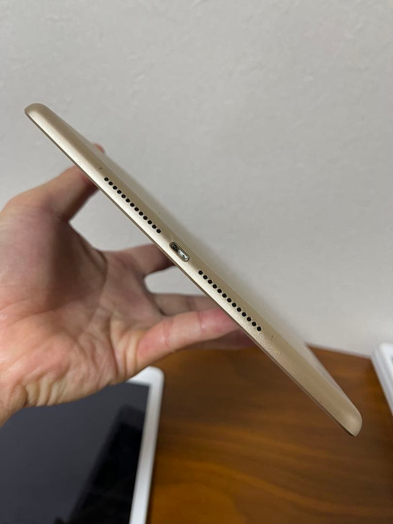 ゴールド iPad 本体 9.7インチ128gb