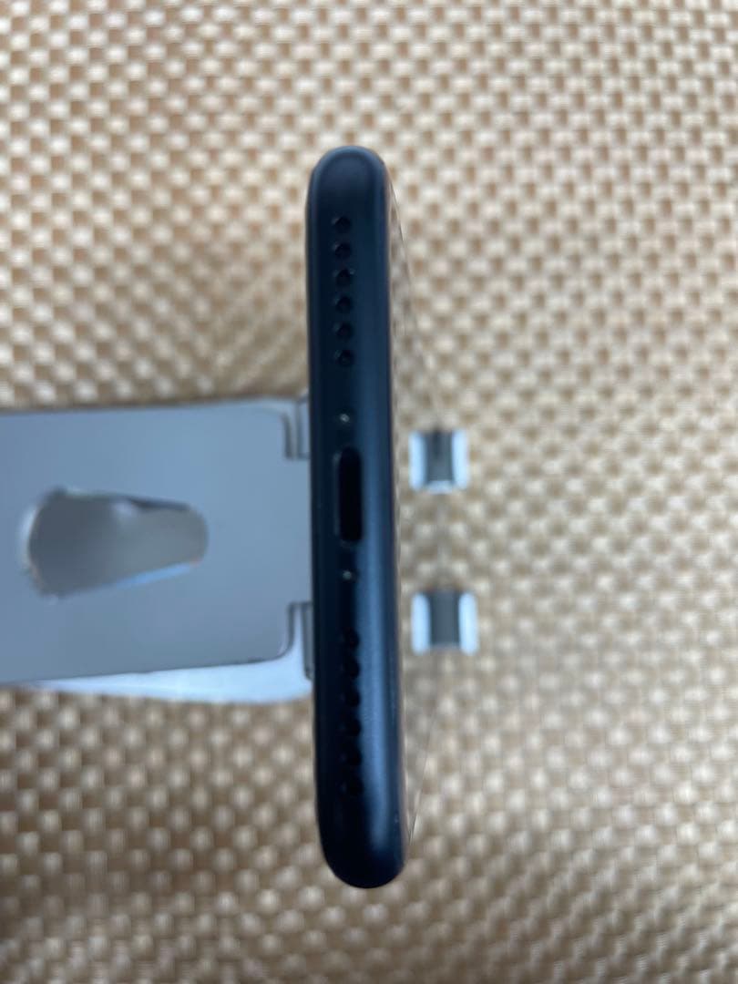 iPhone SE第3世代 64 GBミッドナイトSIMフリー【9909】