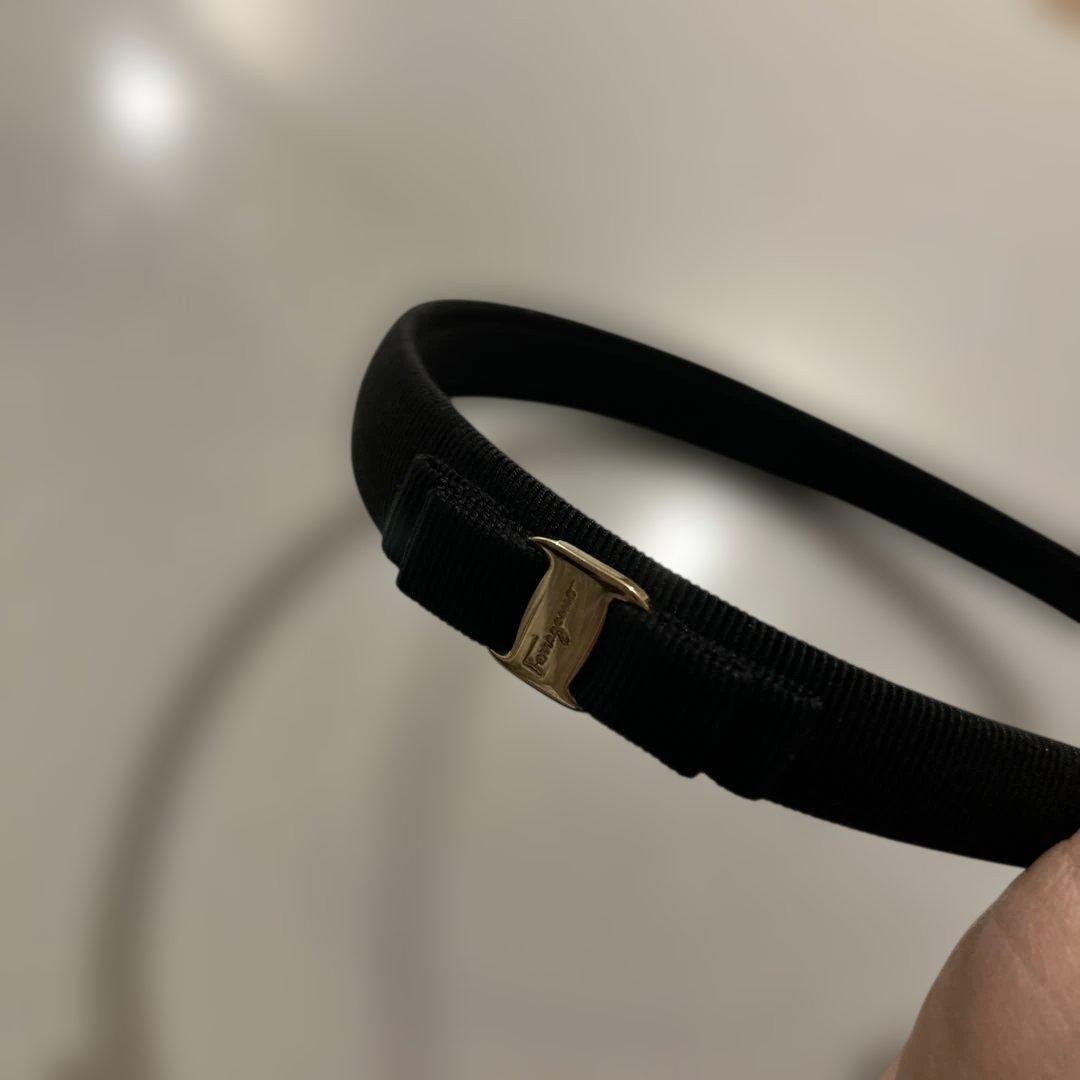 フェラガモ　ブラックヘアバンド ゴールドバックル付き