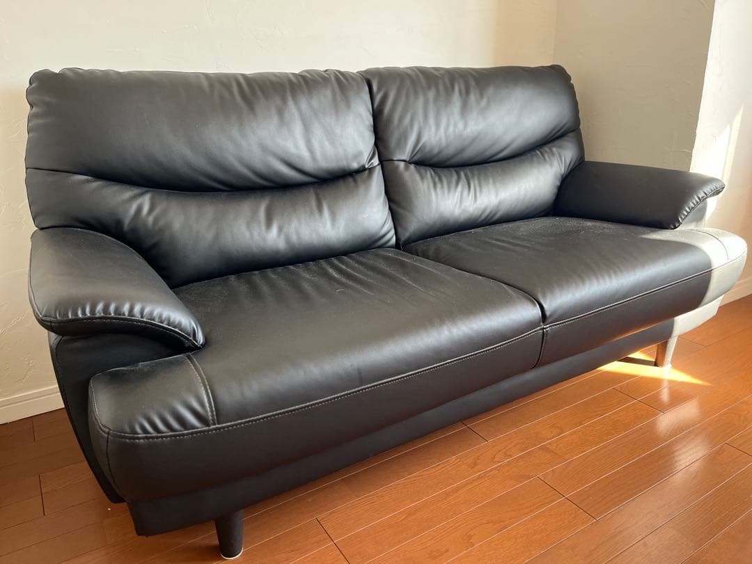 正　黒の合成皮革 2人掛けソファ