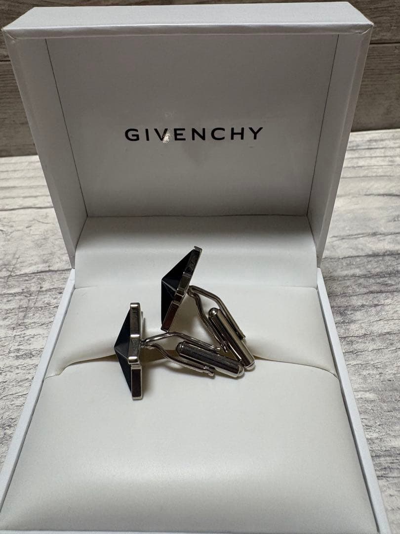 GIVENCHY ジバンシィ　カフスリンク　カブスボタン　スーツ　STAR 美品