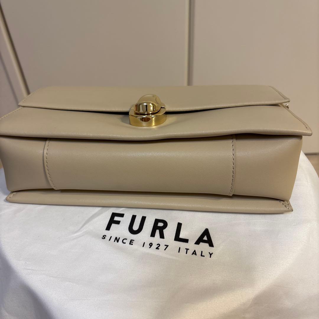 FURLA ベージュ レザー ショルダーバッグ