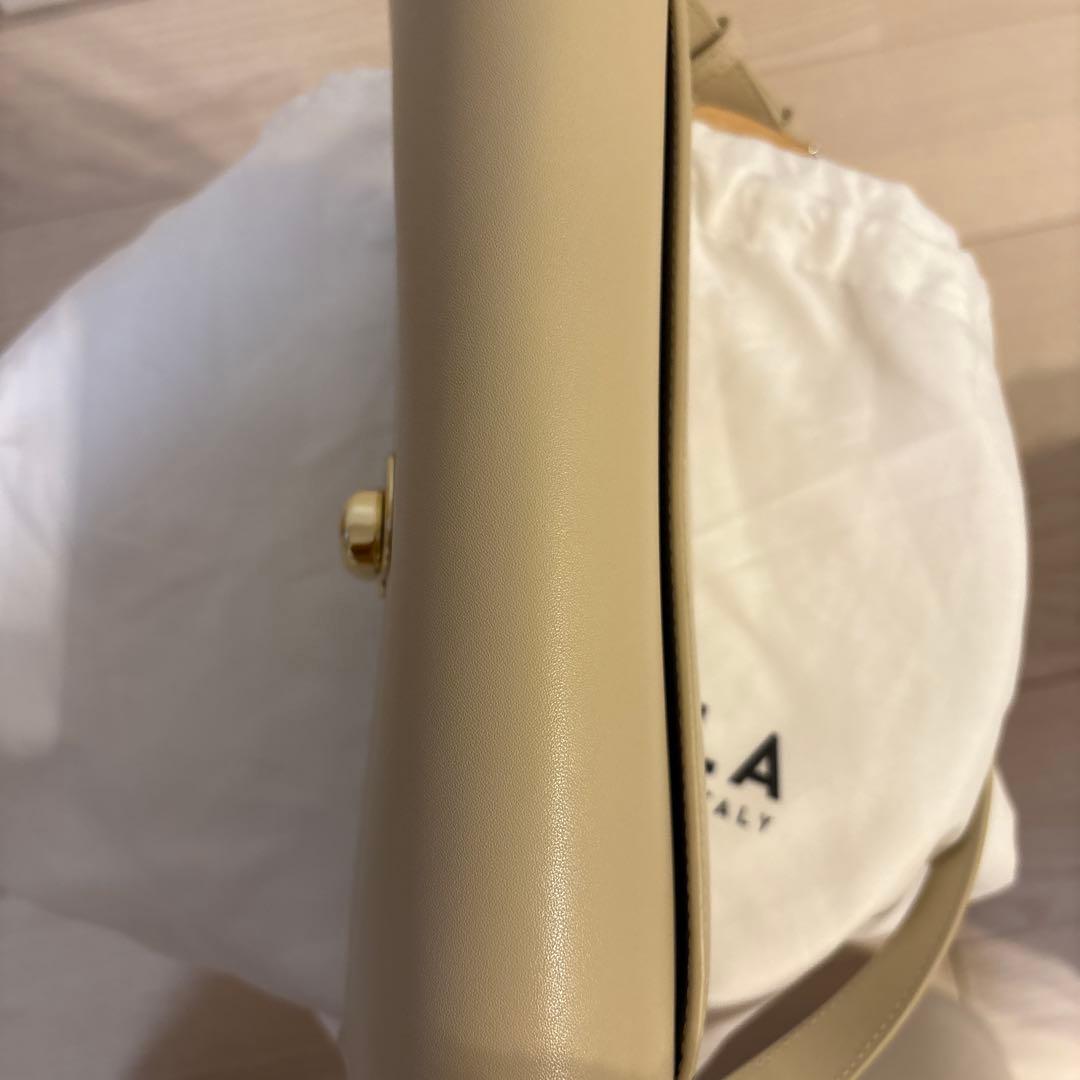FURLA ベージュ レザー ショルダーバッグ