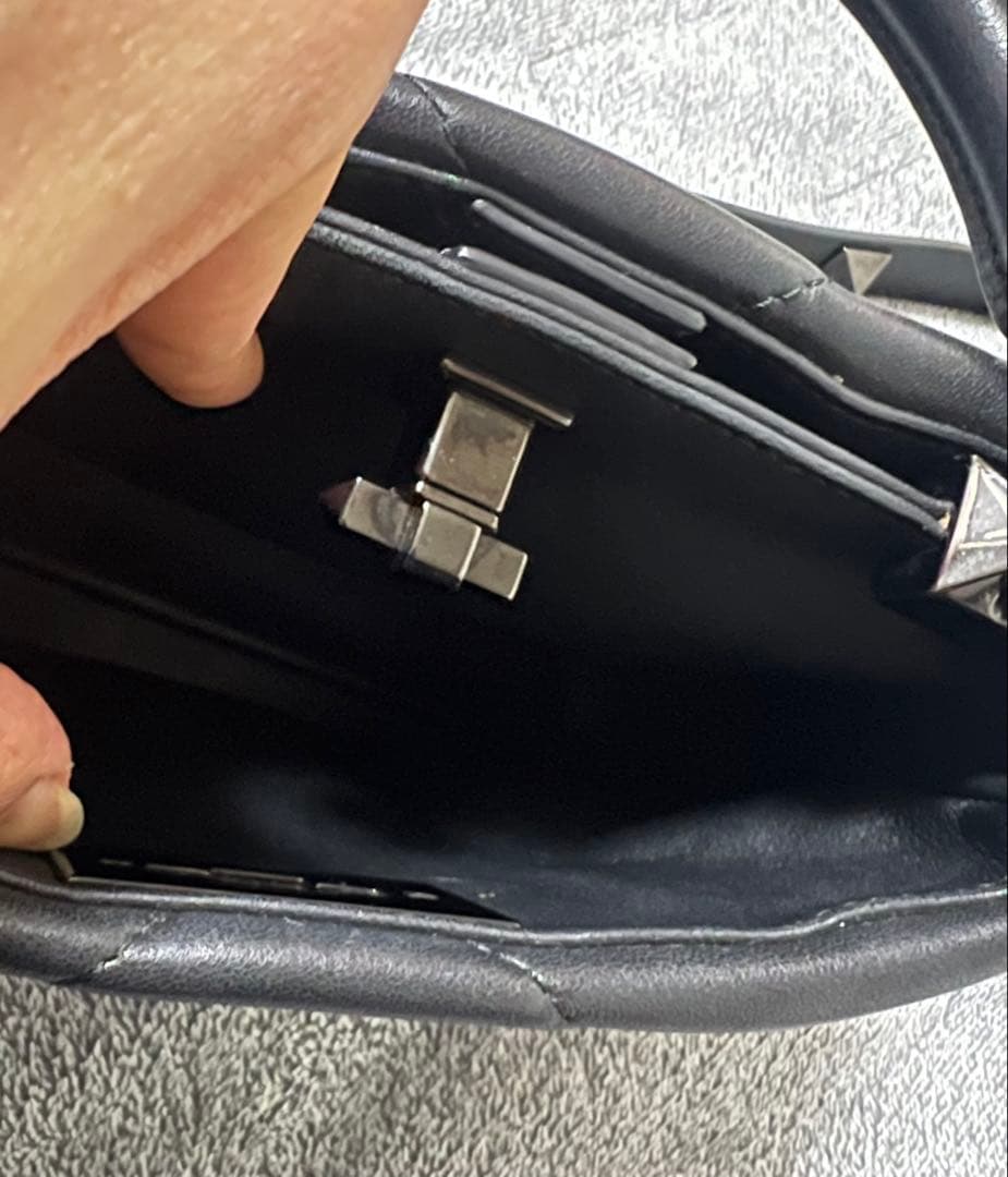 出品1/23まで・値下げ不可・VALENTINO ローマンスタッズ ハンドバッグ