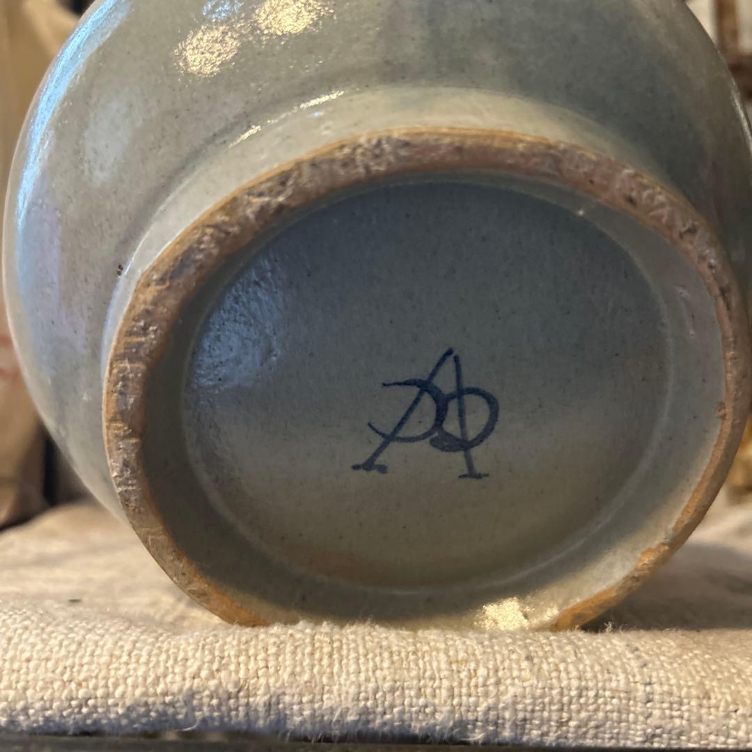 青い花装飾の陶器ボトル