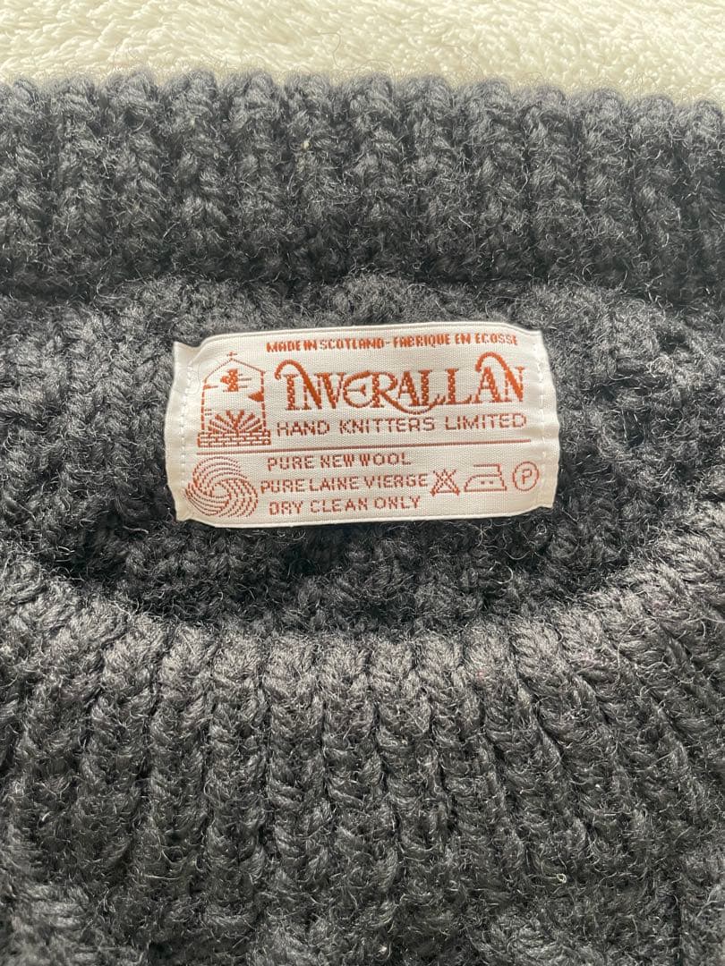 Inverallan ブラック ケーブルニットセーター