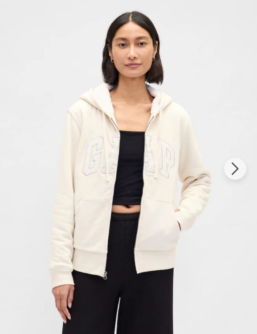 リラックスフィット GAPロゴ 裏ボア ジップアップパーカー
