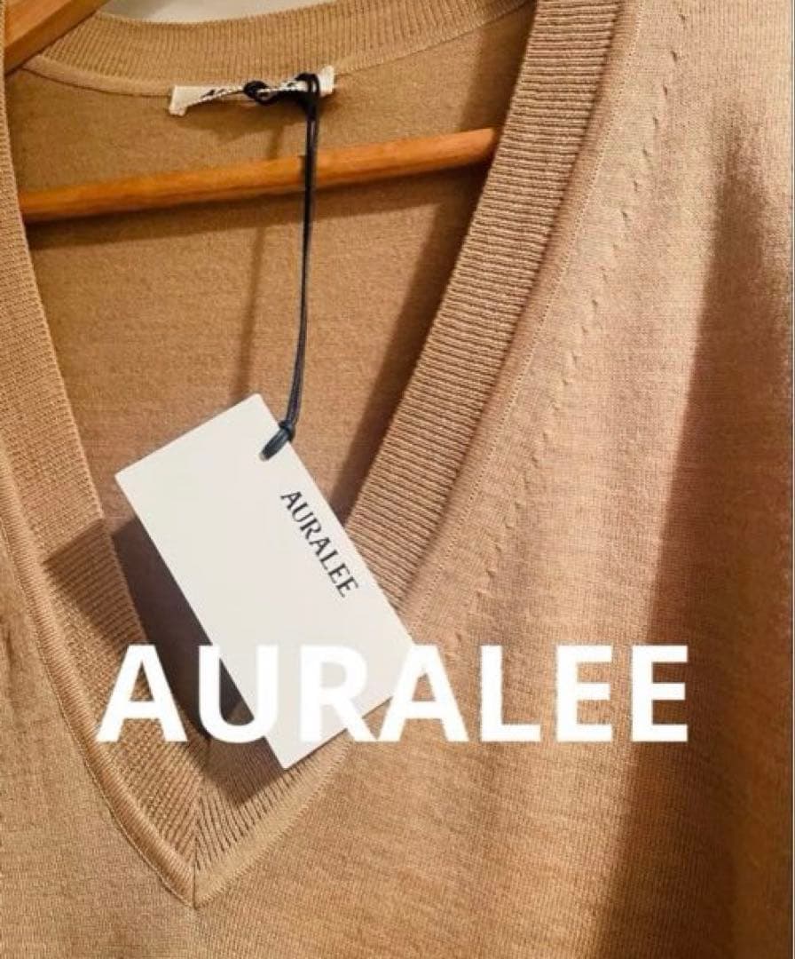 美品タグあり【AURALEE 】オーラリー　ウールVネックニットベージュサイズ4