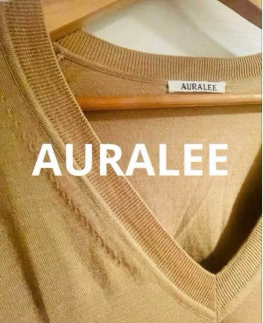 美品タグあり【AURALEE 】オーラリー　ウールVネックニットベージュサイズ4