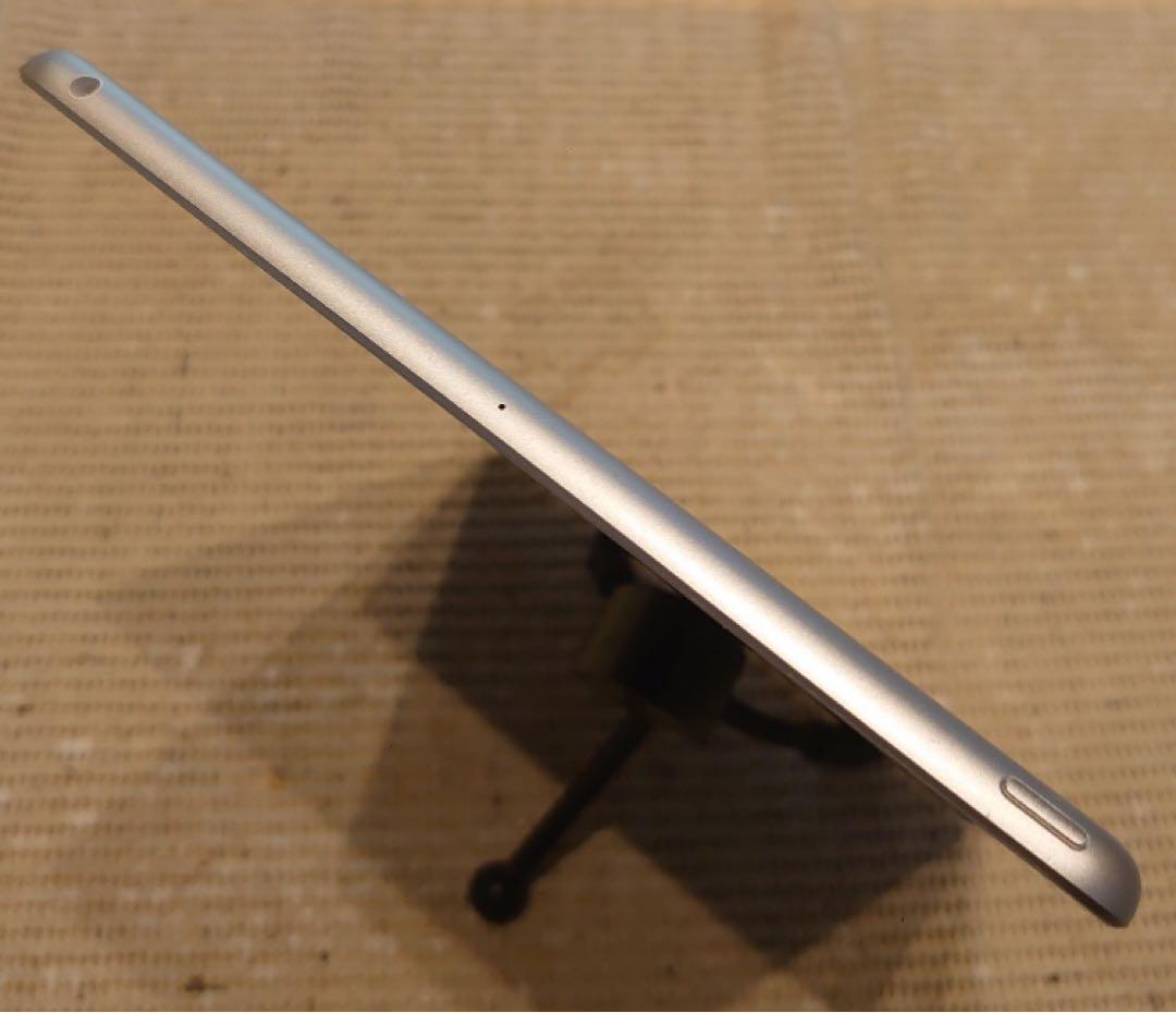 完動品液晶無傷iPad第7世代(A2197)本体32GBシルバー送料込HMF3N