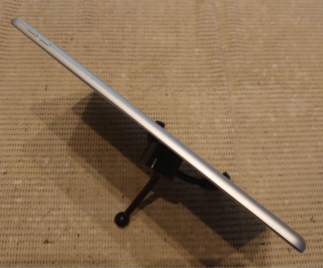 完動品液晶無傷iPad第7世代(A2197)本体32GBシルバー送料込HMF3N