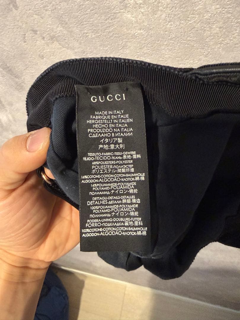 Gucci ブラックキャップ ストライプ付き