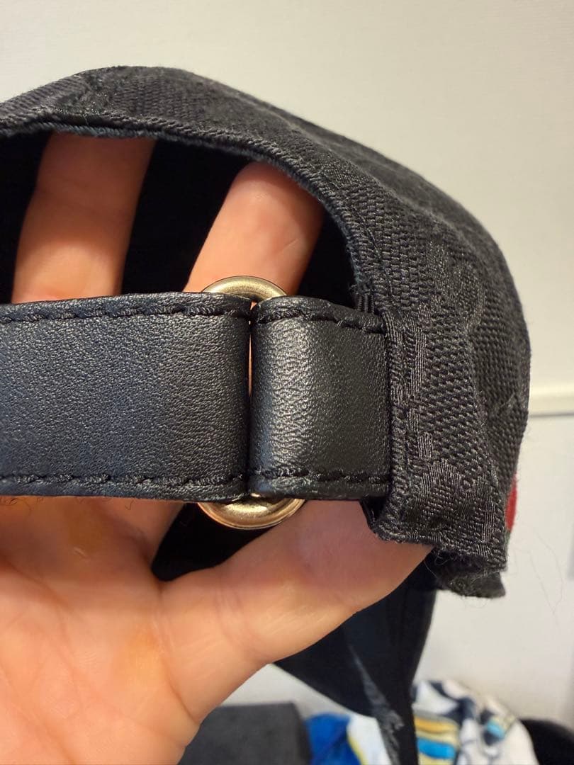 Gucci ブラックキャップ ストライプ付き