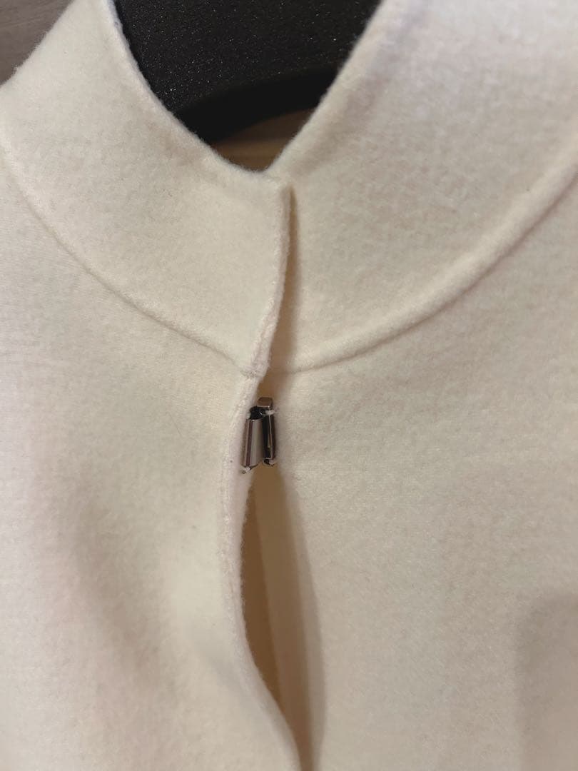 M-premier BLACK コート ホワイト ケープコート フリル