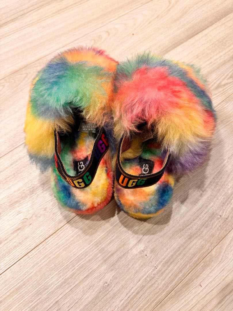 希少！UGG W FLUFF YEAH PRIDE RAINBOW