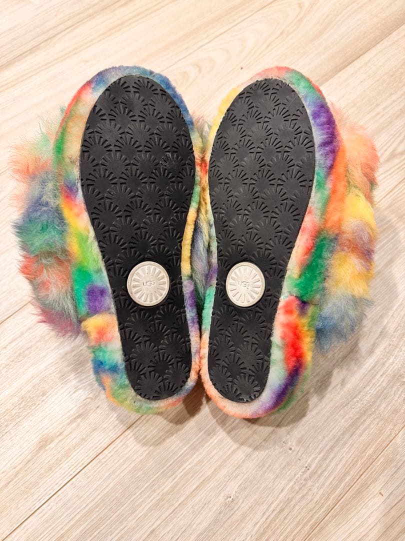 希少！UGG W FLUFF YEAH PRIDE RAINBOW