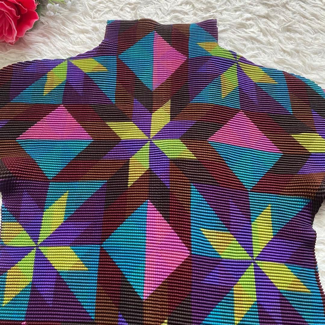 ピーリック■me　イッセイミヤケ　プリーツ　ハイネック　幾何学　総柄