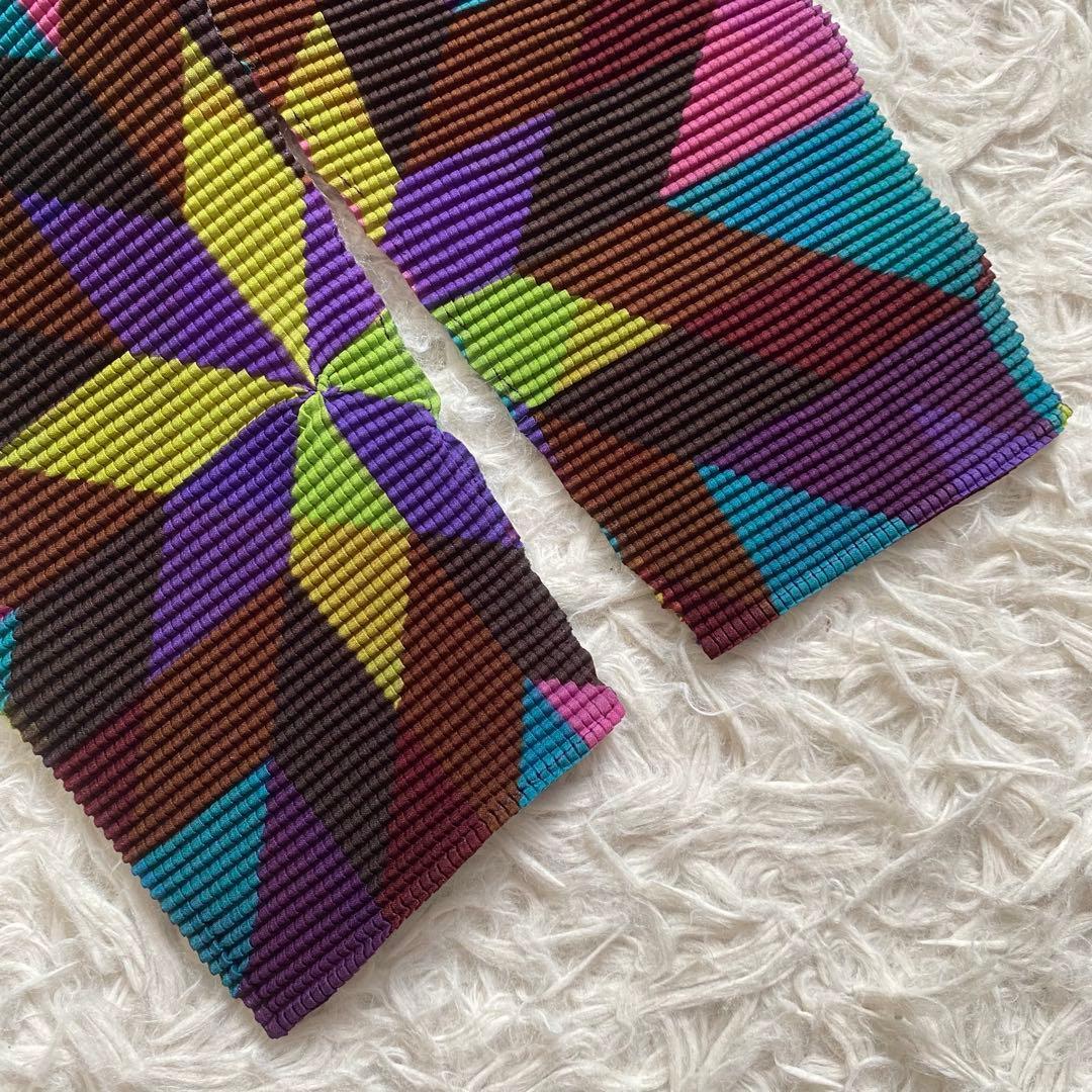 ピーリック■me　イッセイミヤケ　プリーツ　ハイネック　幾何学　総柄