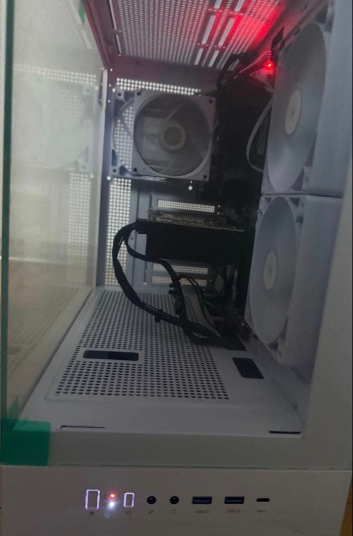 ジャンヌ•ダルク小島 ホワイトゲーミングPC