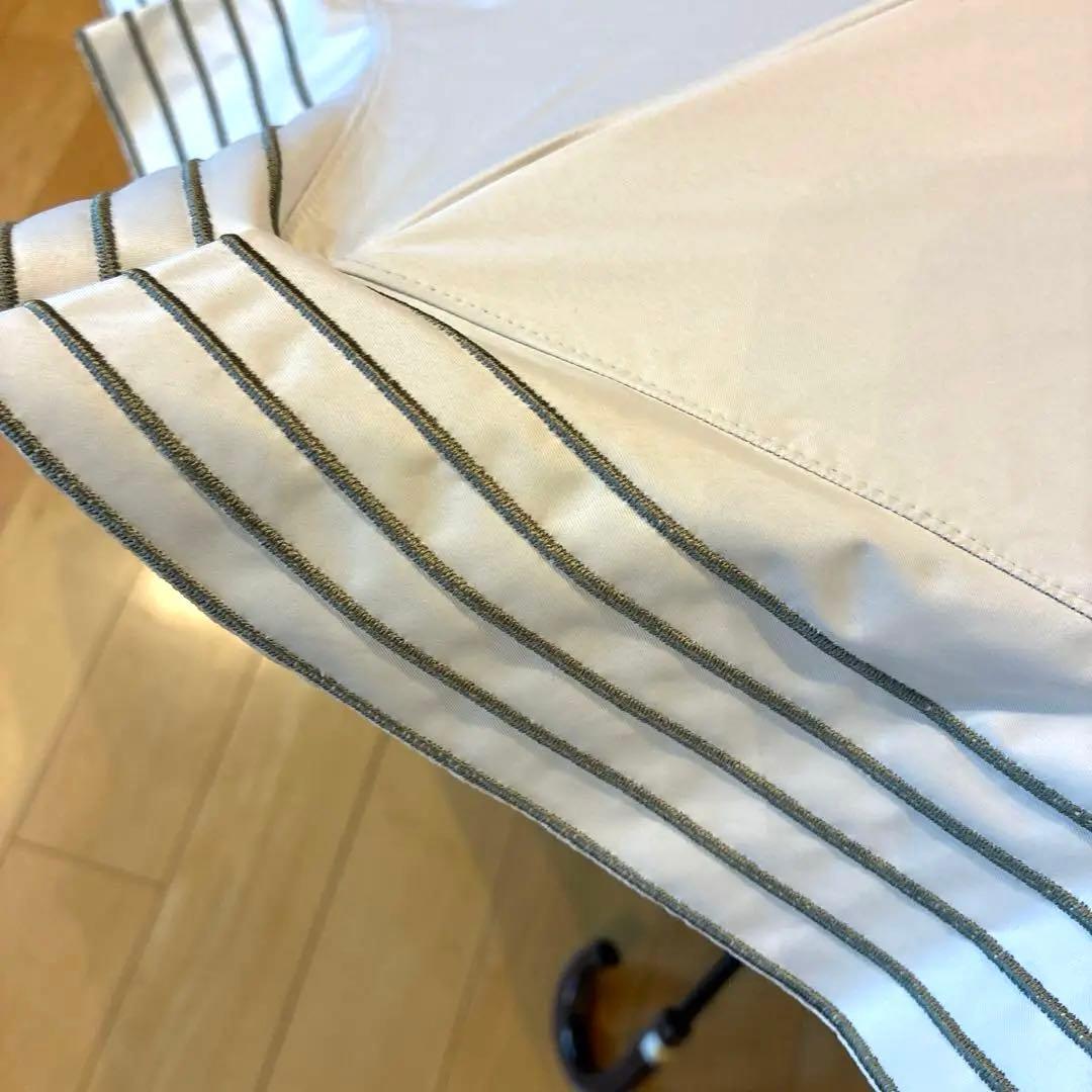 ビューランス　持ち手付き　フリルが素敵な　ホワイト×カーキ晴雨兼用日傘