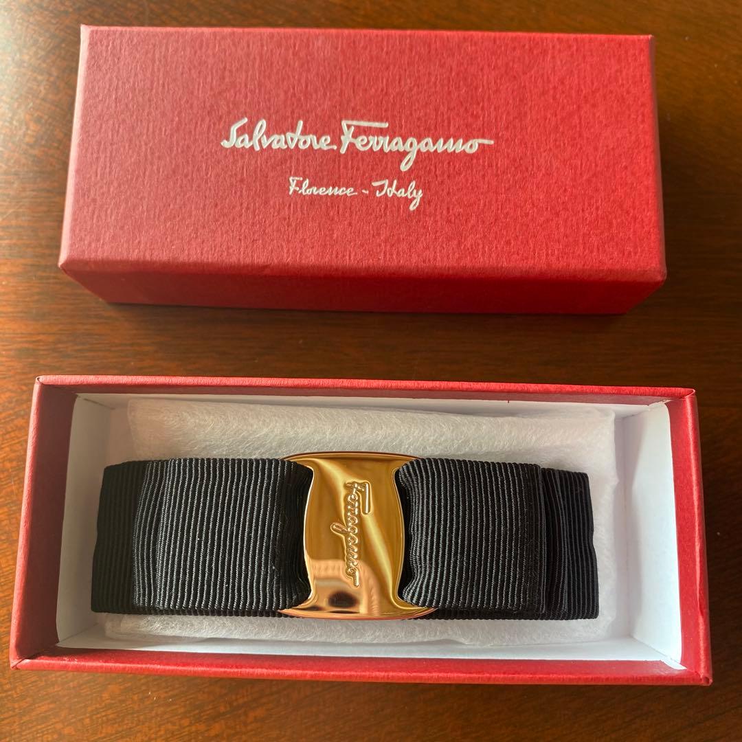 Salvatore Ferragamo フェラガモ　バレッタ　☆黒×ゴールド