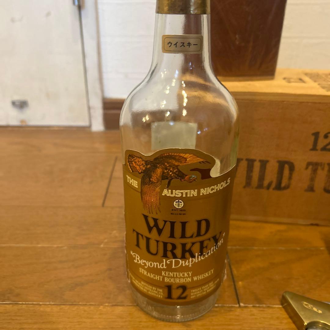 ワイルドターキーのグッズと空瓶