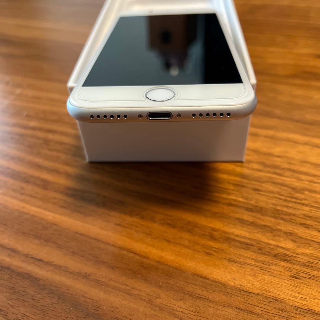 iPhone 7 Silver 32 GB レザーケース、ガラス保護フィルム付き