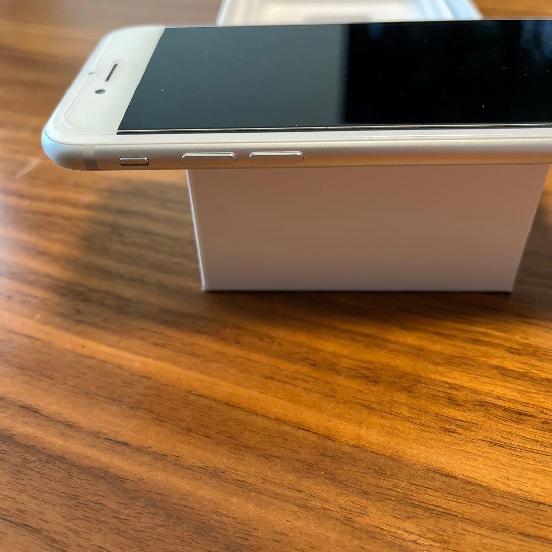 iPhone 7 Silver 32 GB レザーケース、ガラス保護フィルム付き