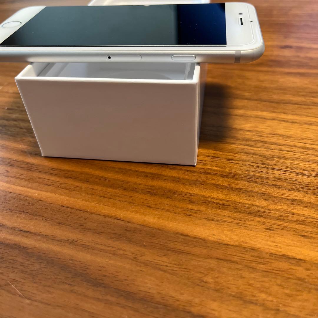 iPhone 7 Silver 32 GB レザーケース、ガラス保護フィルム付き