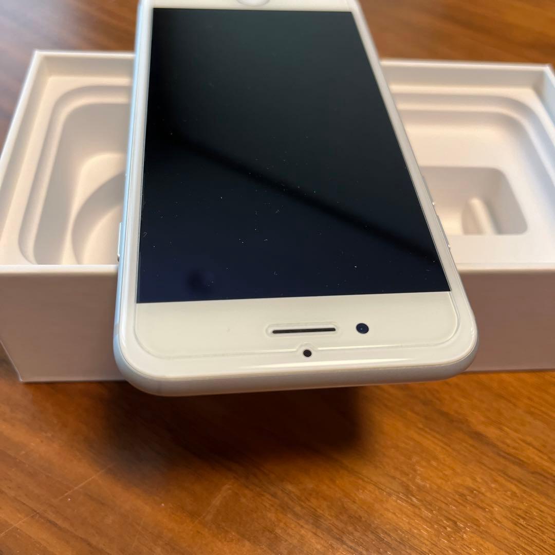 iPhone 7 Silver 32 GB レザーケース、ガラス保護フィルム付き