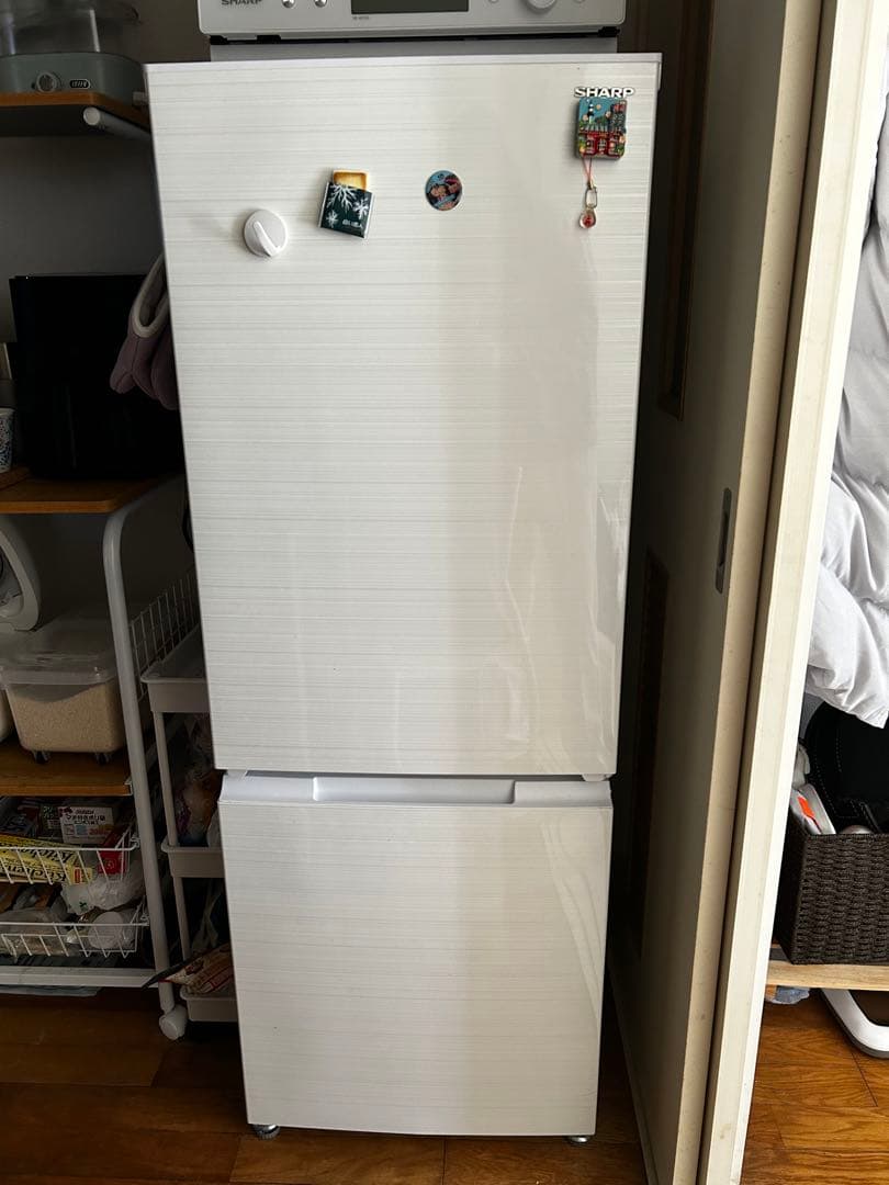 2021年モデルの中古のSHARPブランドの白色冷蔵庫