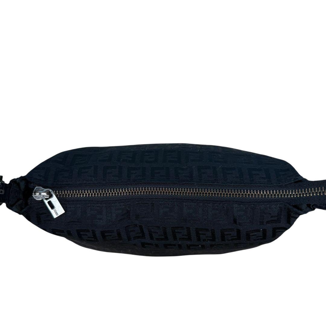 【美品】FENDI フェンディ バニティ アクセサリーポーチ ズッカ柄 ブラック