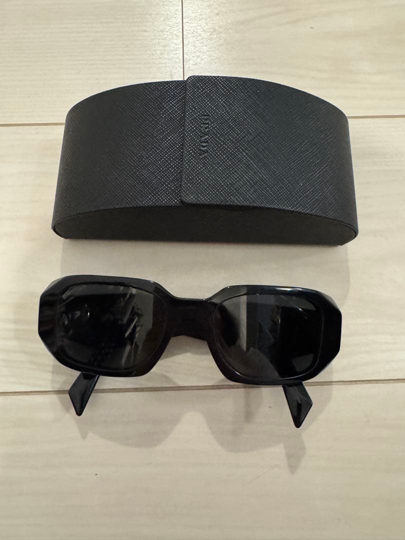 Prada Eyewear Symbole ブラックサングラス