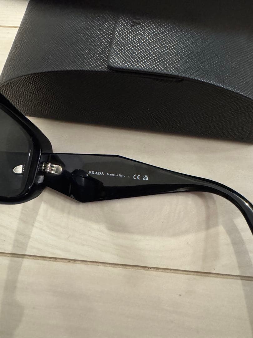 Prada Eyewear Symbole ブラックサングラス