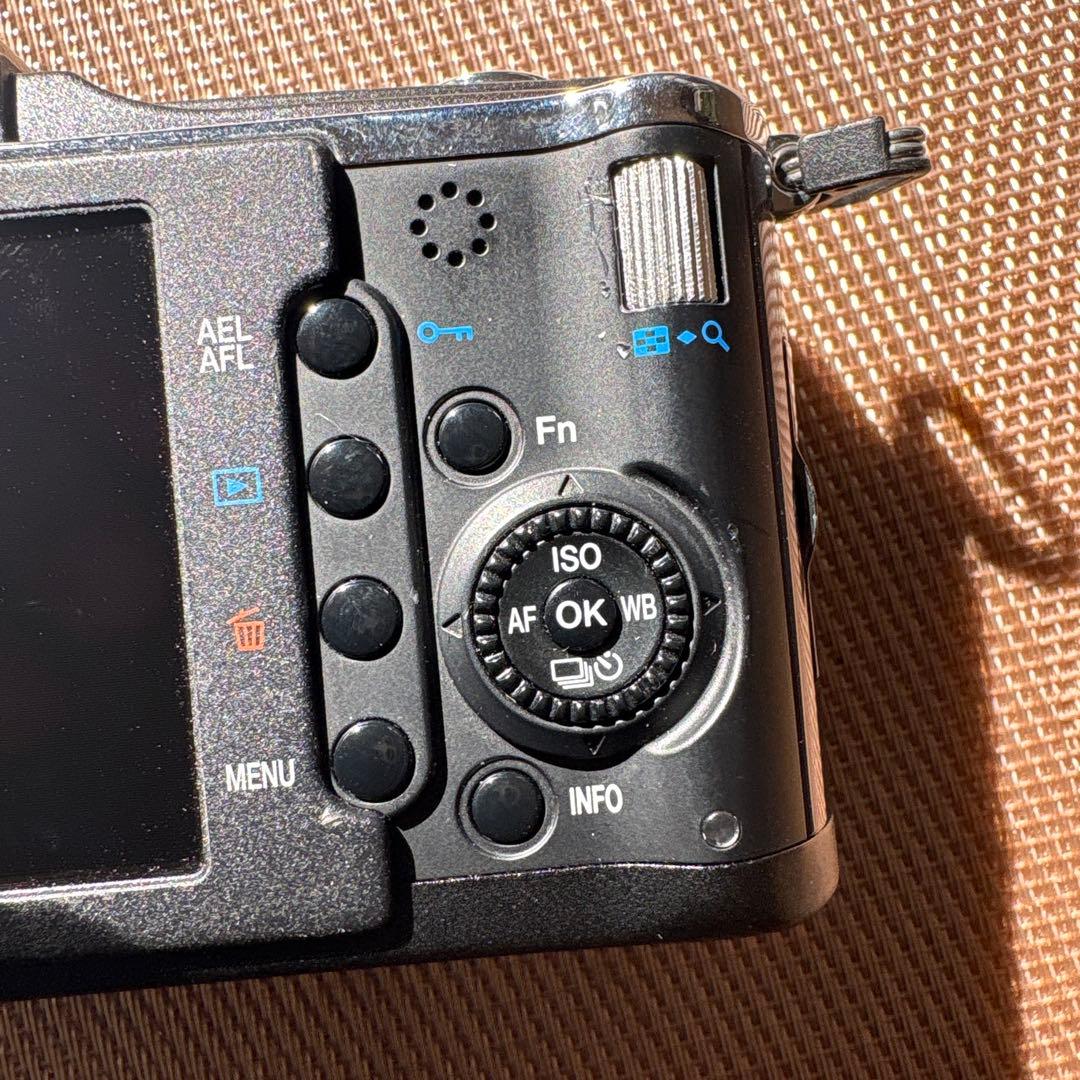 OLYMPUS ミラーレス一眼　E-P2 シャッター数3015 本体