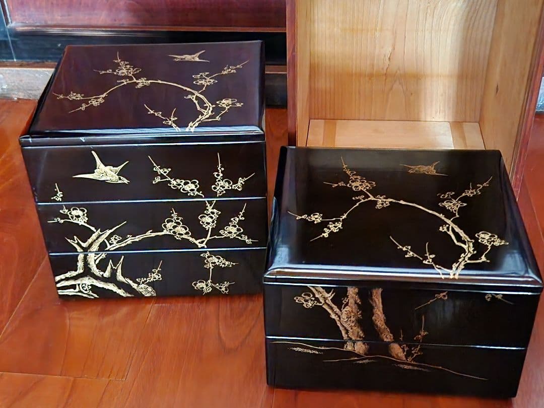 k*o様 蔵出し品！漆器 重箱 金箔装飾 5段　ケース付き