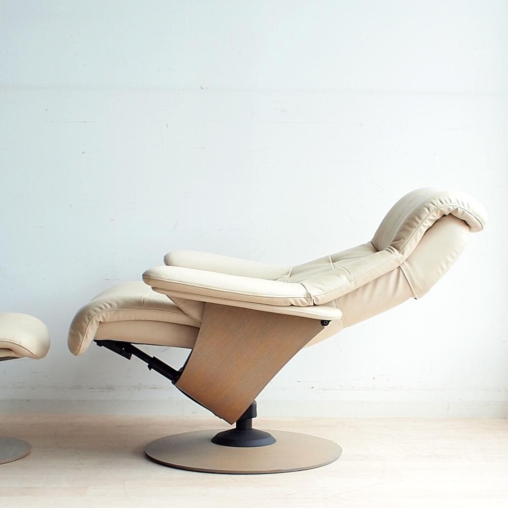 カリモク 「ザ・ファースト」 本革 リクライニングチェア オットマン付き