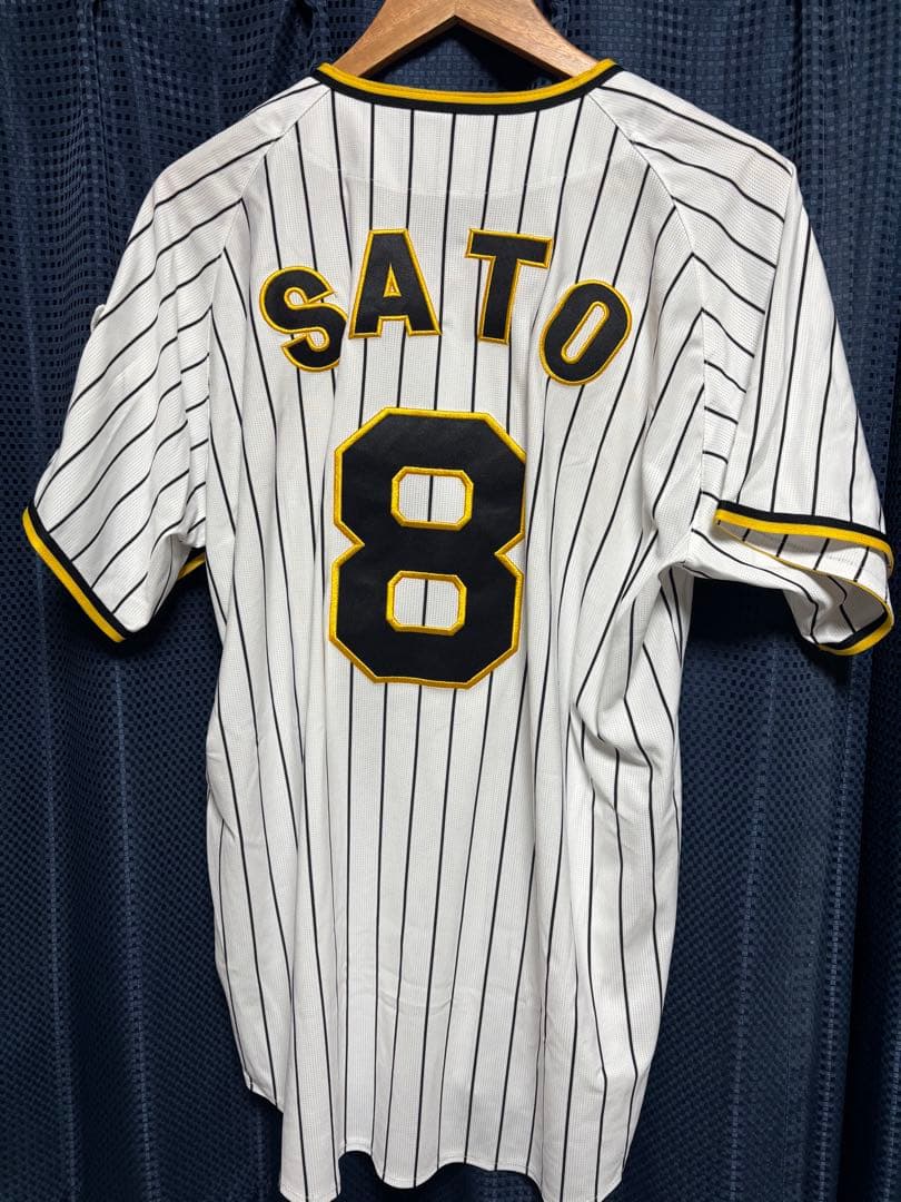 阪神　佐藤輝明　ユニフォーム