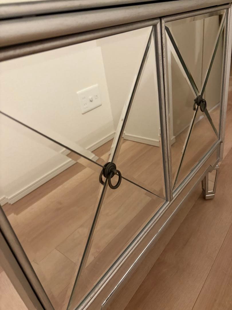 モダンミラー仕上げ収納キャビネット