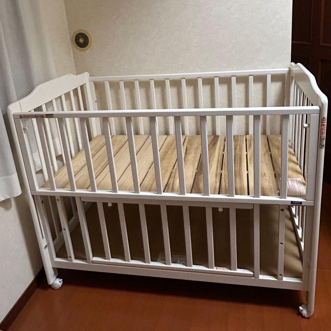 【美品・送料込】カトージ　ベビーベッド　ハイタイプ　レギュラーサイズ　ホワイト