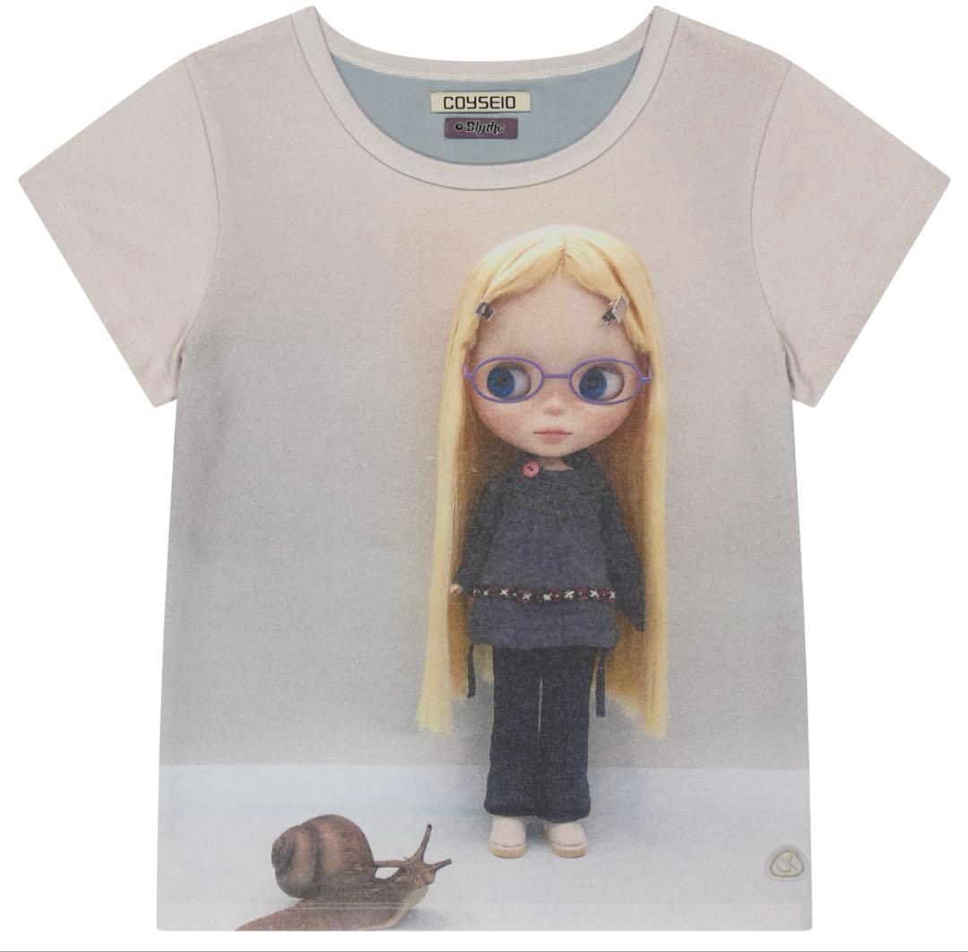 トップス COYSEIO X BLYTHE GRAPHIC T-SHIRT