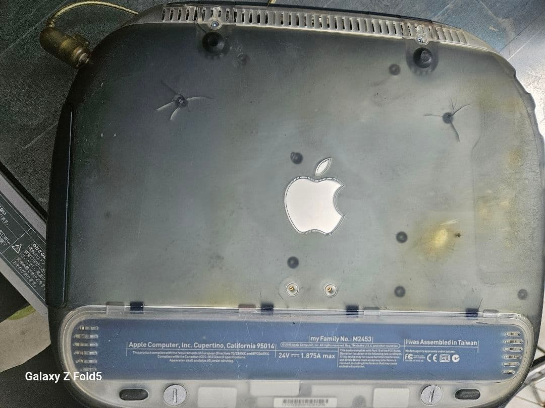 Apple iBOOK M2453 　起動します。付属品あります。　ジャンク扱い