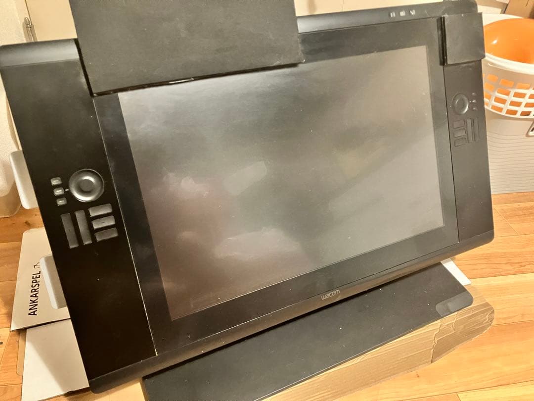 液タブ・ペンタブ Wacom Cintiq 24HD DTK-2400