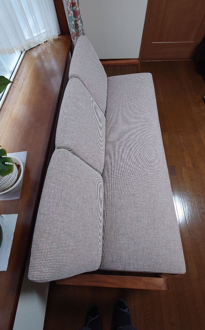 カリモク、三人掛けソファ