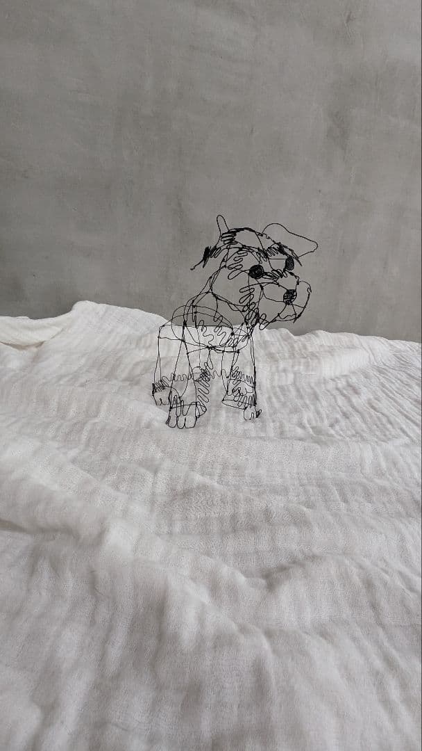 こっちを見てるミニチュアシュナウザーのワイヤーアート