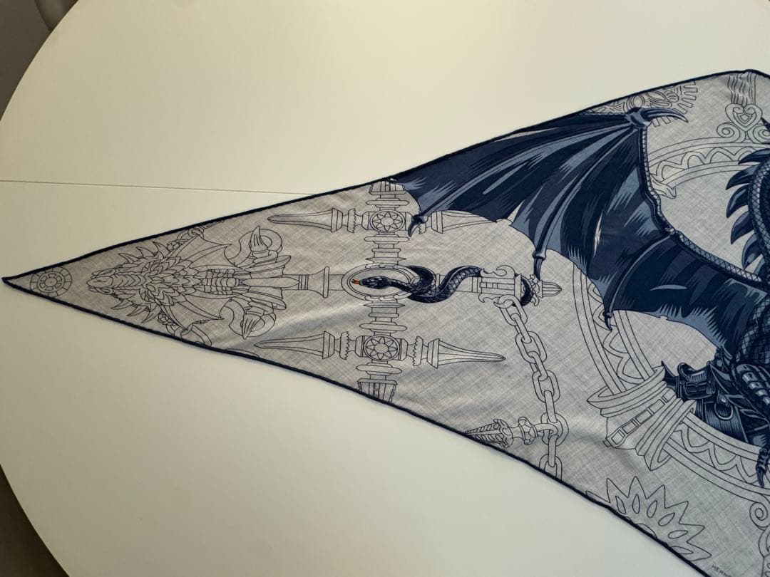HERMES エルメス カシミアシルク ドラゴン柄　三角形ストール